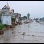 बटेश्वर शिव मंदिर को छूकर गुजरती यमुना