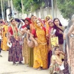 जम्मू में पंजीकरण के लिए लाइन में लगे भक्त