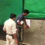 नोटिस चस्पा करती NIA की टीम
