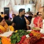 प्रदीप मिश्रा से आशीर्वाद लेतीं वसुंधरा राजे।