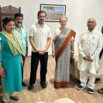 राहुल और सोनिया गांधी से कांग्रेस नेताओं ने एयरपोर्ट पर की मुलाकात