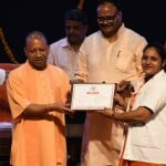 नियुक्ति पत्र वितरित करते मुख्यमंत्री योगी आदित्यनाथ।