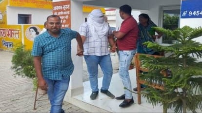 Police took the officer who caught taking bribe to bareilly