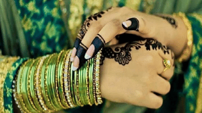 family members caught the boyfriend who came to make his girlfriend wear bangles