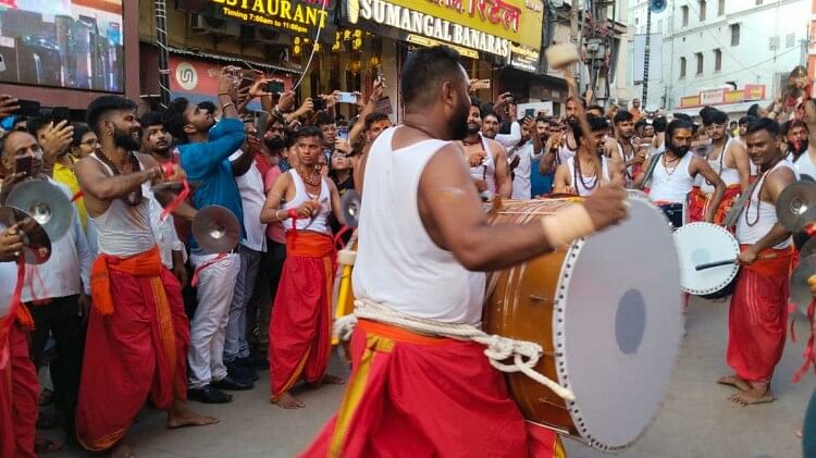 PHOTOS: महाकाल की पालकी यात्रा, विश्वनाथ धाम से गंगा तट तक ढोल-नगाड़ों की धुन पर नाचते रहे श्रद्धालुओं की टोली