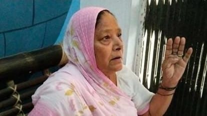 Bihar : पटना में अपराधियों ने सेवानिवृत शिक्षिका से छीने 2 लाख रुपये, बैंक से कर रहे थे रेकी Bihar: Criminals snatched Rs 2 lakh from retired teacher in Patna.bihar news.