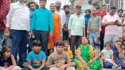 crowd jammed with merchant wife and children who were electrocuted in Khajni Gorakhpur