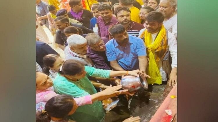 Mathura: गृहमंत्री की पत्नी ने गिरिराज जी की पूजा-अर्चना कर मांगी मन्नत, बोलीं- यहां आकर मन को मिलती है शांति