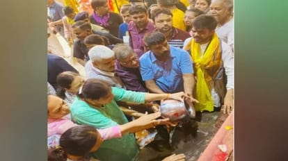 Mathura: गृहमंत्री की पत्नी ने गिरिराज जी की पूजा-अर्चना कर मांगी मन्नत, बोलीं- यहां आकर मन को मिलती है शांति Home Minister Amit Shah wife asked for vow after worshiping Giriraj ji In Govardhan at Mathura