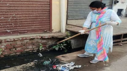Mayor Archana Verma cleaned drain and road in Shahjahanpur