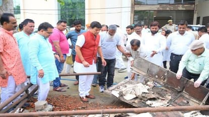 Bareilly Mayor Umesh Gautam cleaned the Municipal Corporation premises