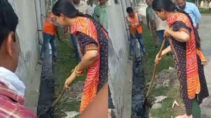 Municipal commissioner removed the mud from the drain with a shovel in bareilly