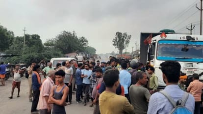 Sonebhadra Accident: ट्रेलर से कुचलकर दुकानदार की मौत, नाराज लोगों ने हाइवे किया जाम Sonebhadra Accident: Shopkeeper crushed to death by trailer, angry people block highway