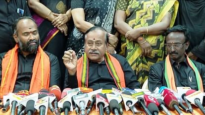 कावेरी विवाद: तमिलनाडु BJP ने DMK के खिलाफ किया प्रदर्शन, काले कपड़े पहने; ट्विटर ट्रेंड बना 'गो बैक स्टालिन' Cauvery row: Black-clad TN BJP leaders protest against DMK, 'GoBackStalin' trends on Twitter