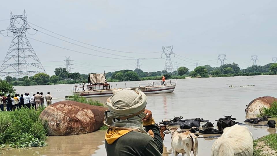 Yamuna flood in Agra inundates villages NDRF rescues stranded people