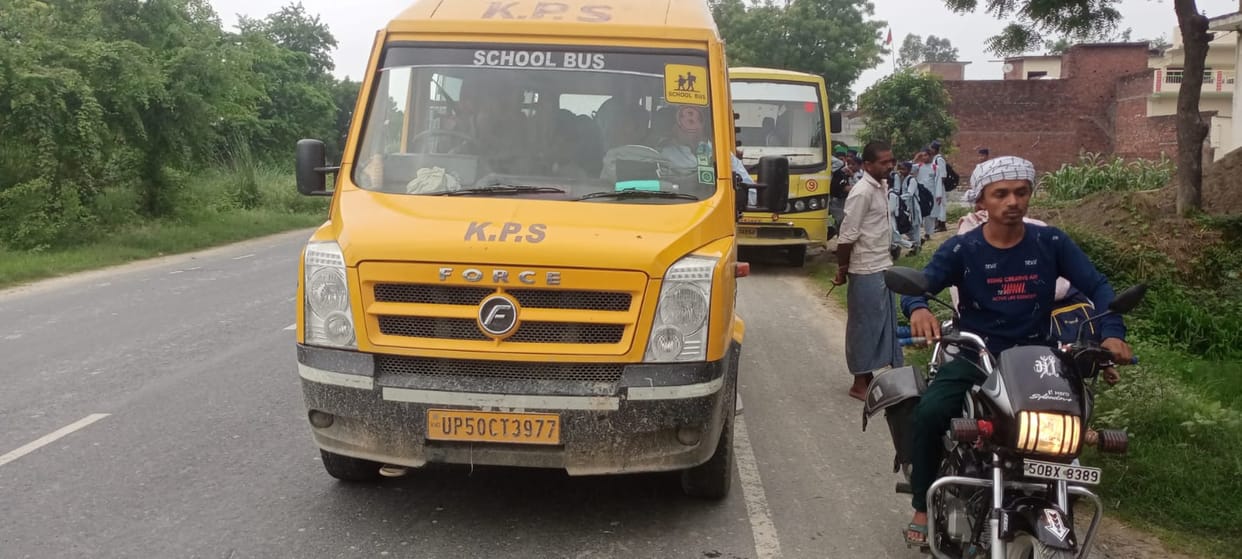 Big accident averted in Azamgarh The wheels of the bus going to school got separated 50 children were on boad