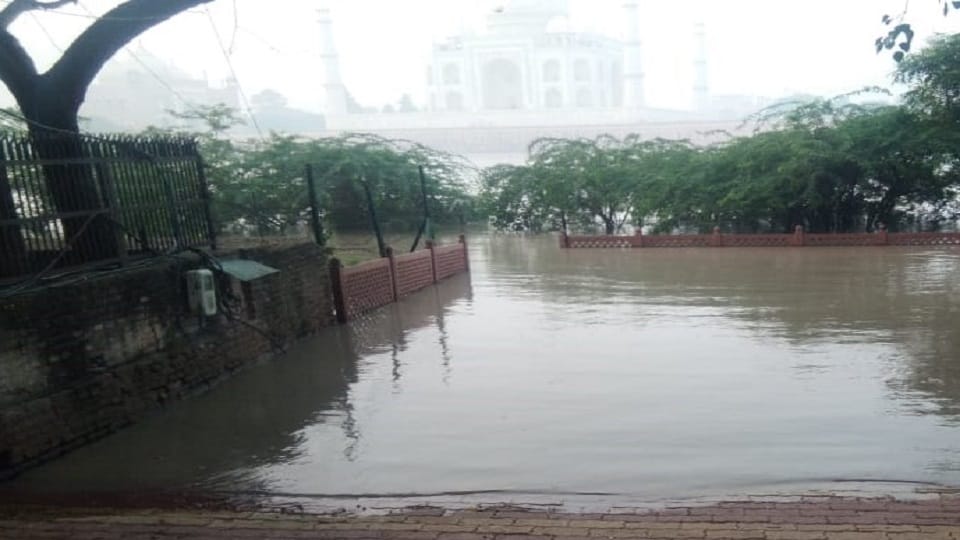 Flood In Agra water came up to top of Taj Mahal Dussehra Ghat and Mehtab Bagh Yamuna fierce form scaring