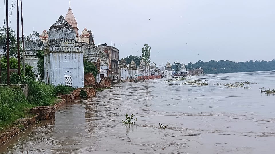 Yamuna Flood water reached Bateshwar Ghat or broken temples such scene seen after 13 years shiv temple bah