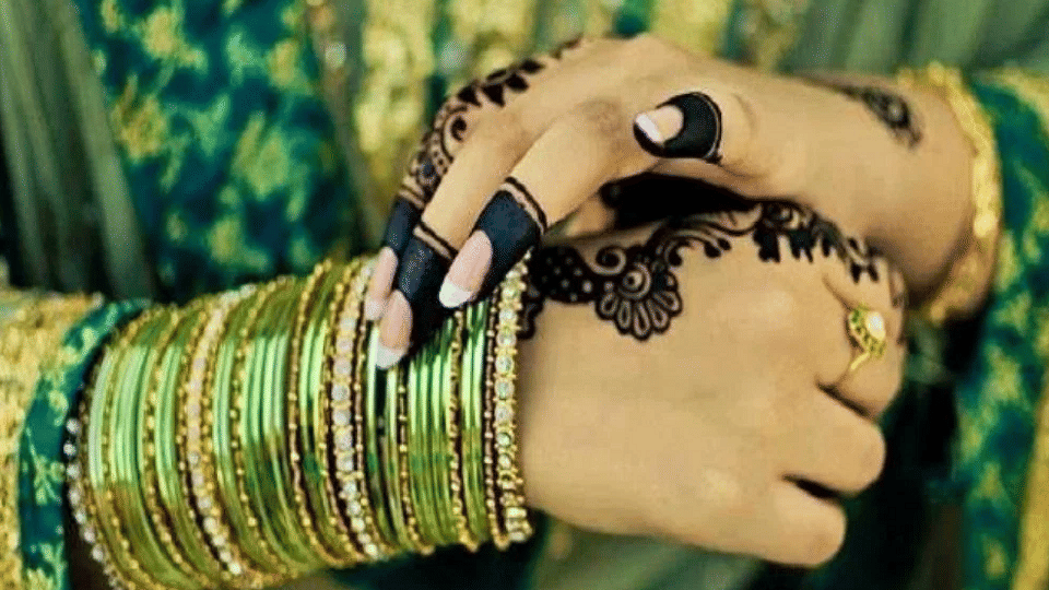 family members caught the boyfriend who came to make his girlfriend wear bangles