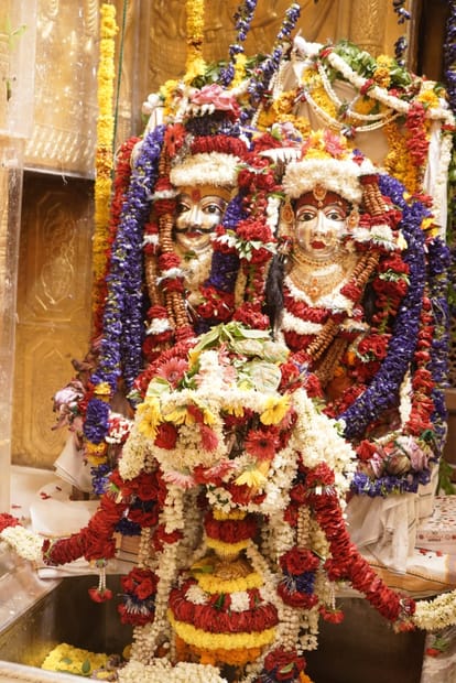 Baba Vishwanath's wonderful Gauri-Shankar Shringar More than five lakh Shiva devotees performed Jalabhishek