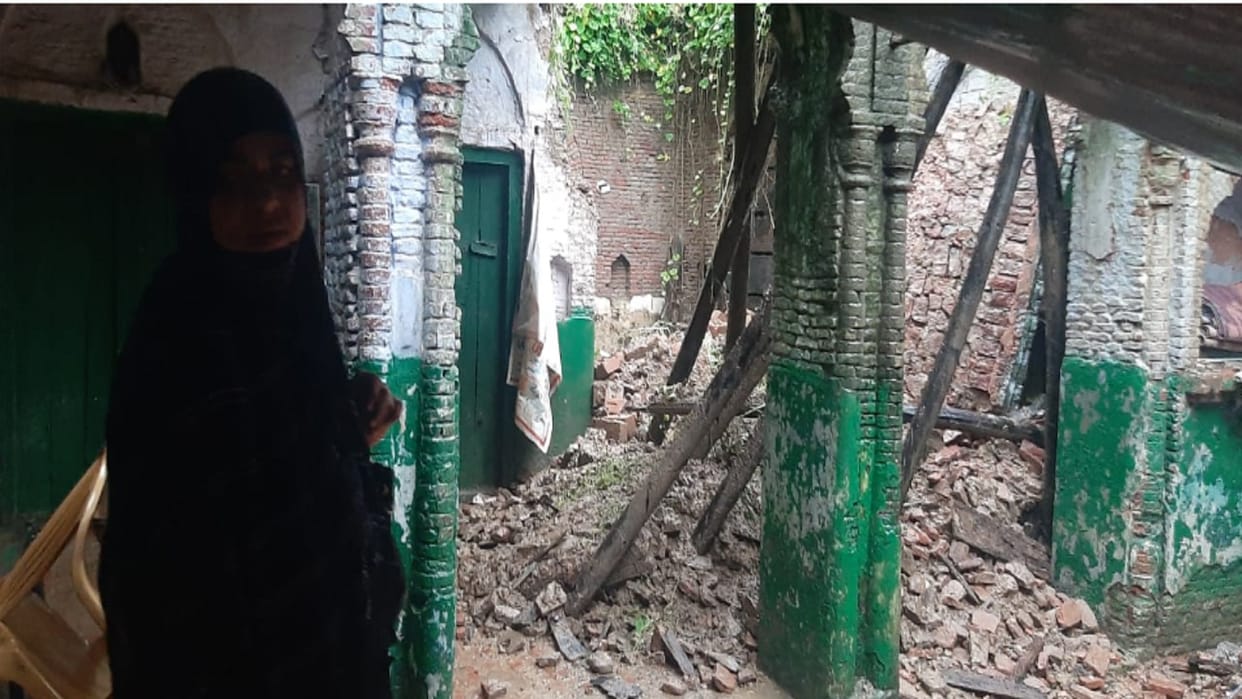 Bijnor: Primary school building collapsed due to rain, the school was built 100 years ago