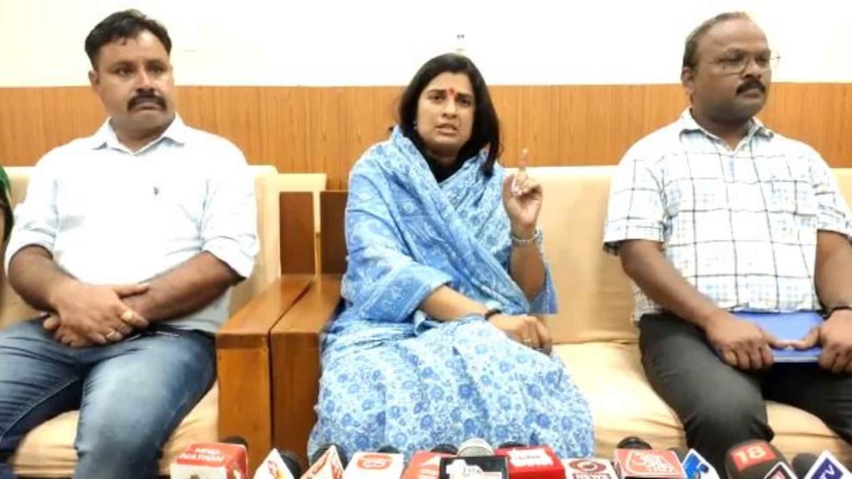 Sangeeta Beniwal reached to meet girls and relatives in Jodhpur rape cases
