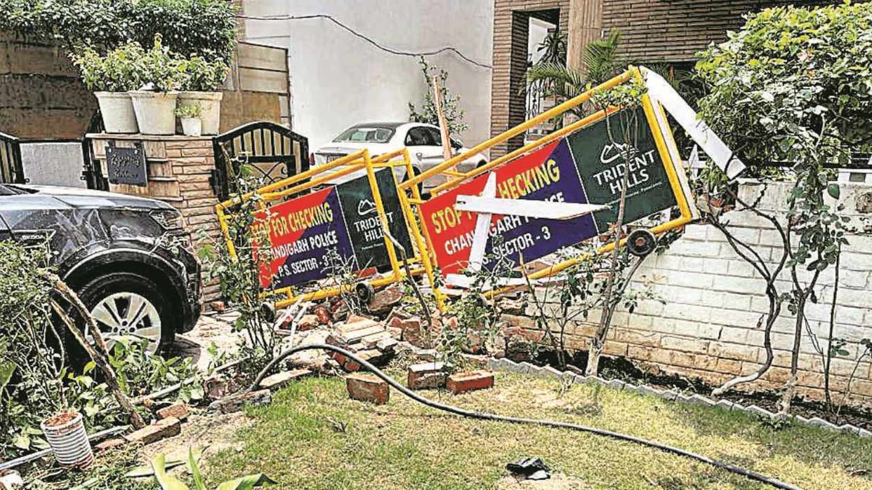 A girl broke the wall and entered Thar into house of former SDM in Chandigarh