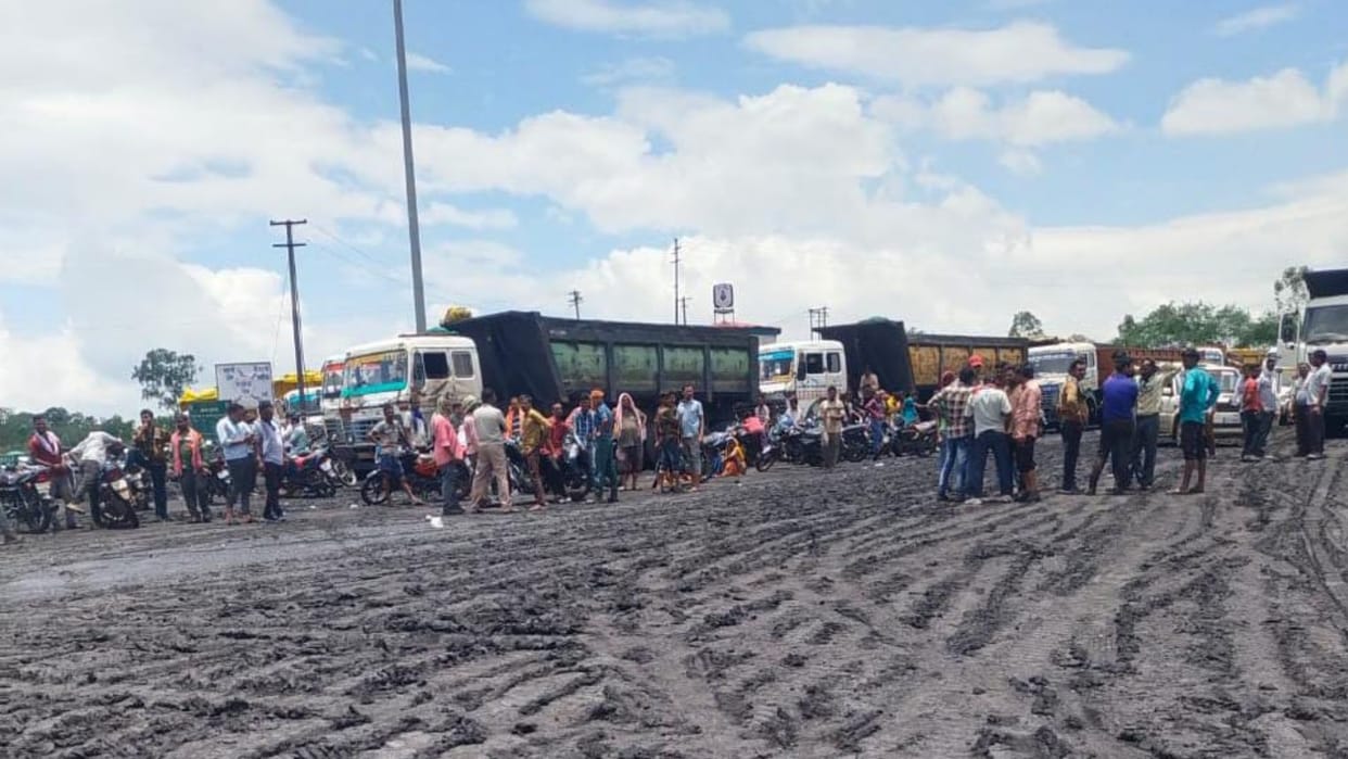 contract workers strike in mine due to death of colleague by drowning in SECL drain in korba