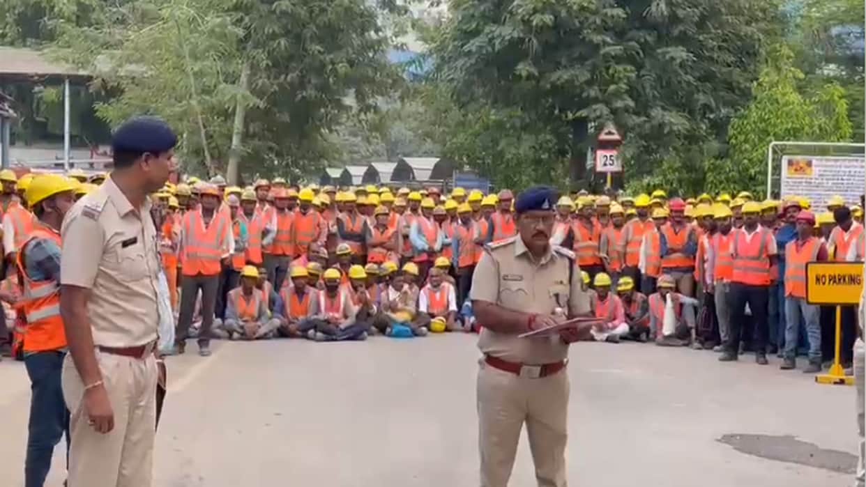 Many laborers died due to oxygen cylinder blast in cement plant in Balodabazar
