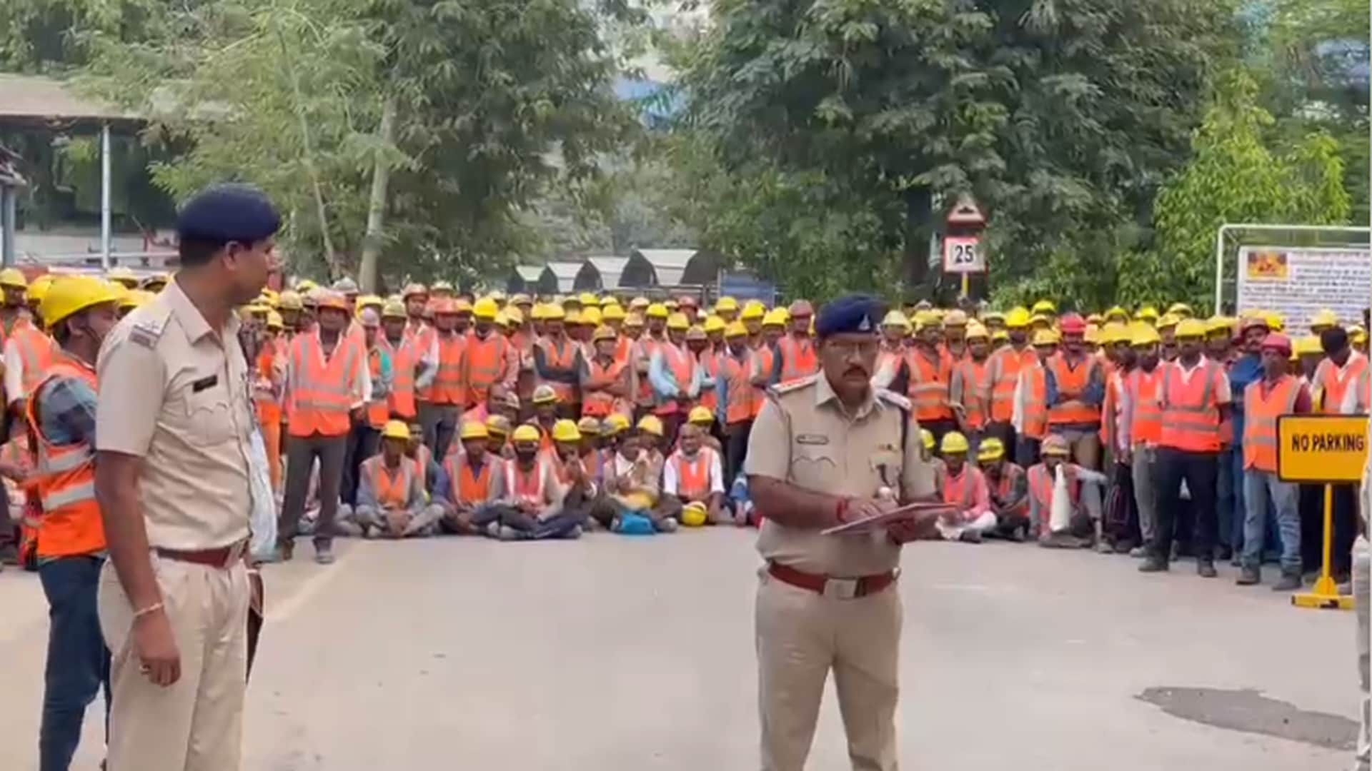 हादसे के बाद प्लांट में मजदूरों की गिनती करवाती पुलिस।