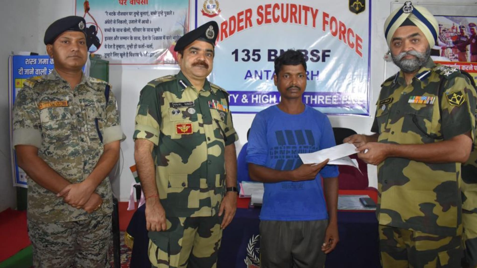 कांकेर में नक्सलियों के डिप्टी कमांडर ने बीएसएफ के सामने सरेंडर कर दिया।