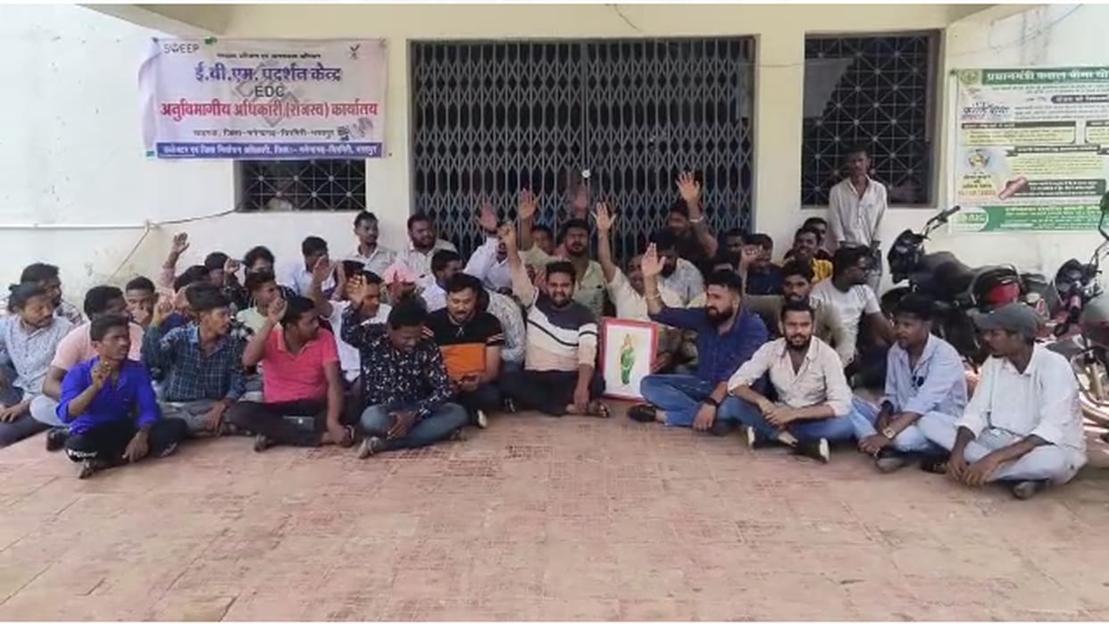 chhattisgarh Congressmen celebrated Khadgawan SDM transfer in mcb