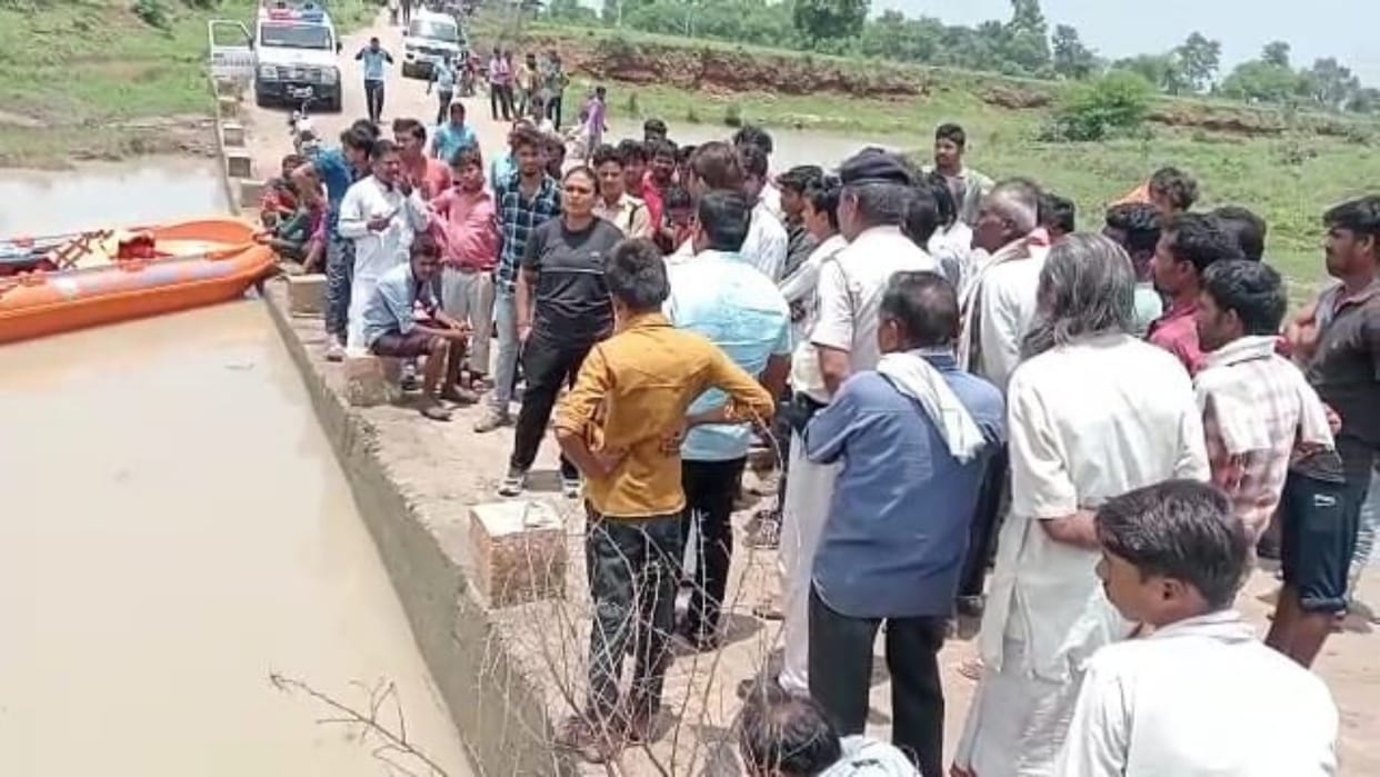 Damoh News Dead body of nephew found after 22 hours from Pulia aunt safe young man was going by bike
