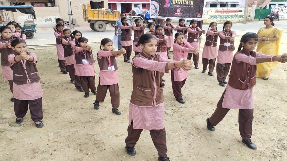 girl students learn tricks of self defense under Amar Ujala Aparajita campaign In Firozabad