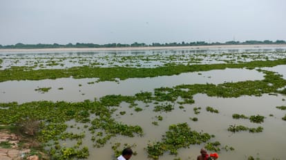 Ganga Water Level: Ganga water rising at the rate of one centimeter per hour, the contact of four ghats is bro