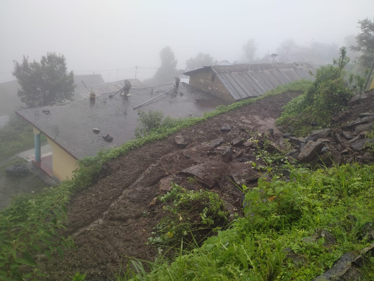 Uttarakhand Weather Today News: IMD Heavy Rain Alert, Rivers Overflow Many Buildings Collapsed, Roads Closed