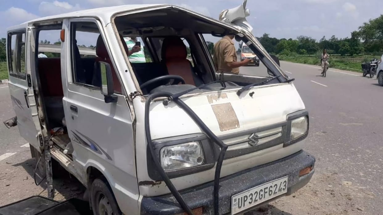 A Bus hits a van in Gonda, many children injured.
