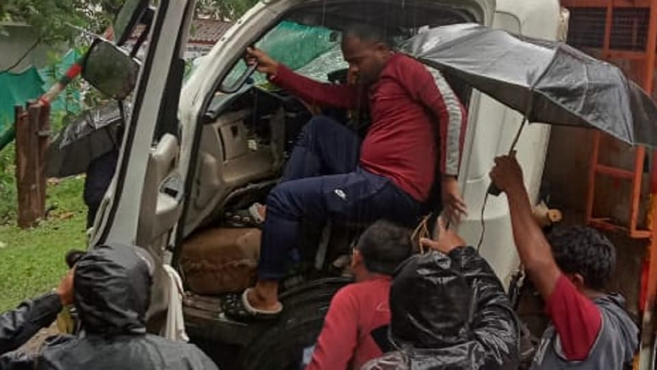 High speed bus collided with vehicle, many injured