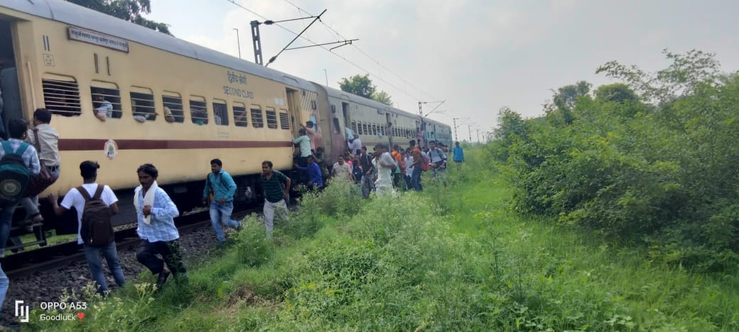 A young man jumped in front of a train, his body was cut into two, he was upset with his drunken father, the p