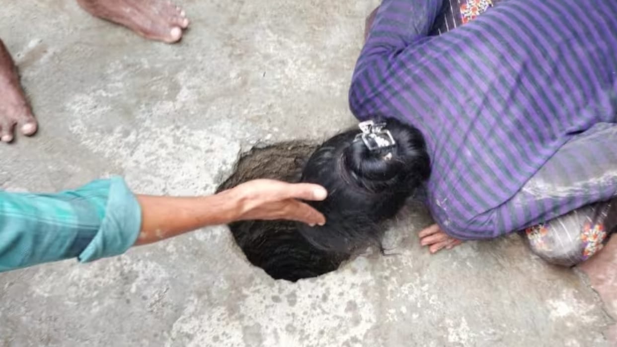 Girl Child Falls In Borewell In Vidisha While Playing Outside House Rescue Operation Starts