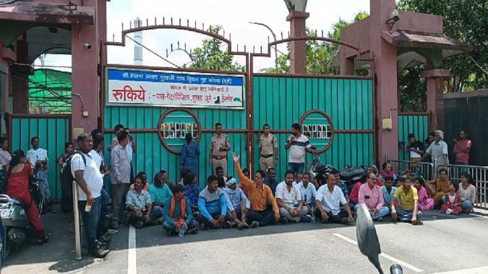 Opening a front against the DSPM plant management, the main gate was locked