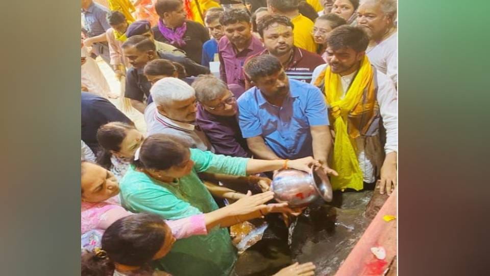 Home Minister Amit Shah wife asked for vow after worshiping Giriraj ji In Govardhan at Mathura