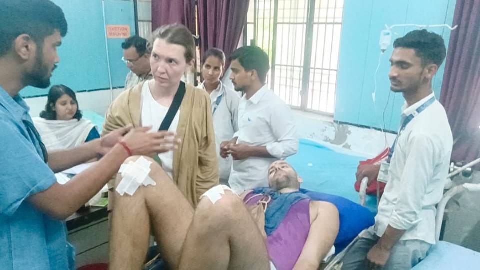Three Russian pilgrims injured after e rickshaw overturns in Govardhan at Mathura