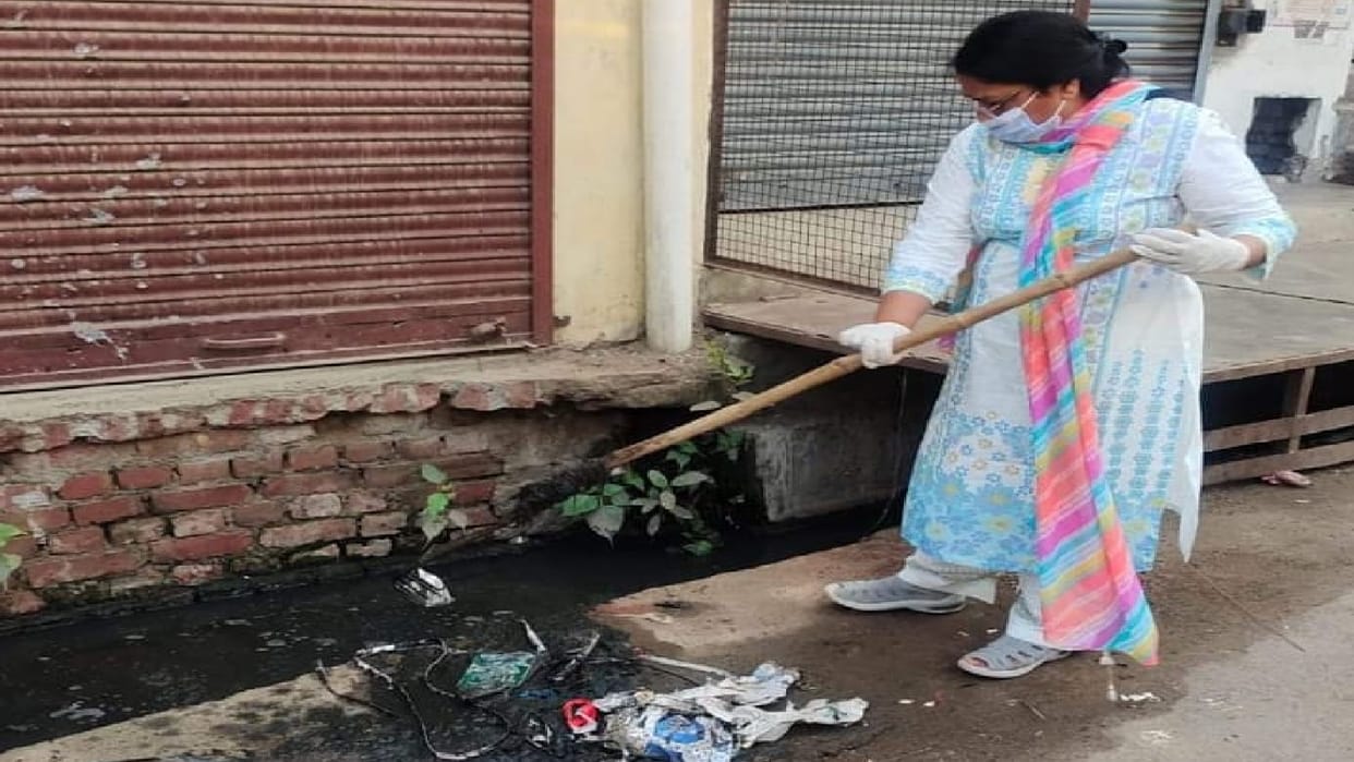 Mayor Archana Verma cleaned drain and road in Shahjahanpur