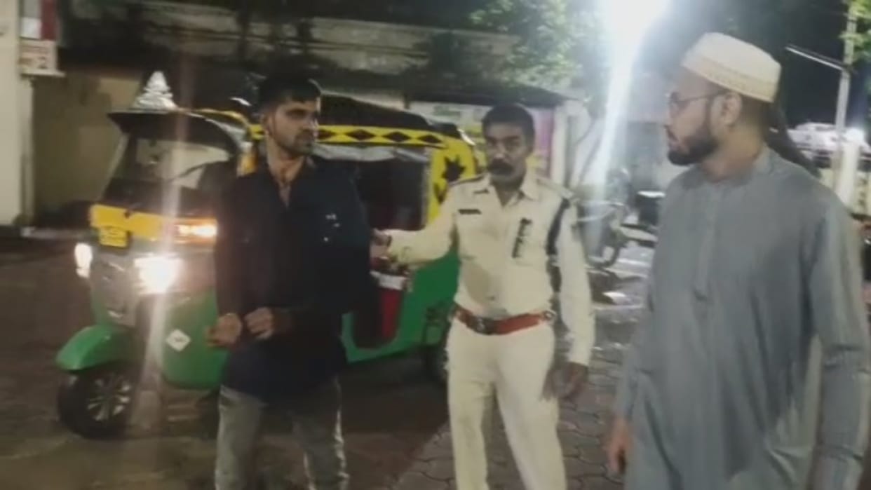 Miscreants sitting in auto were touching women badly in Ujjain; people caught and took them to police station