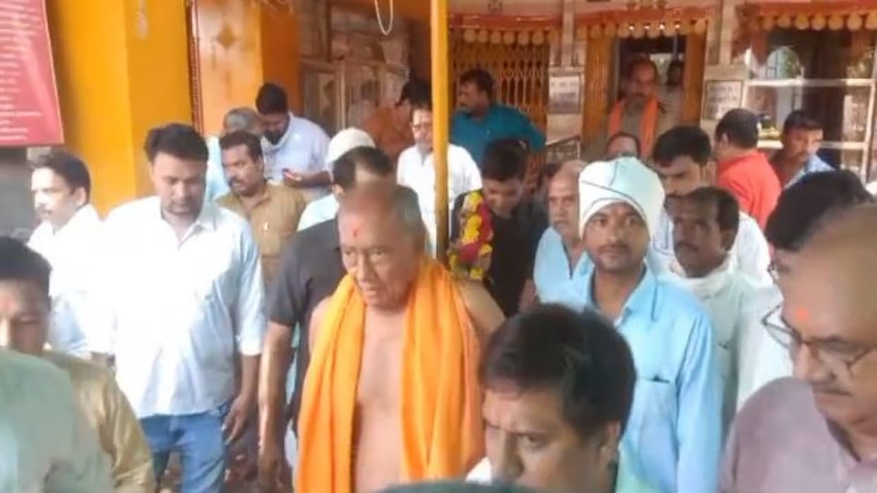 MP News Devotional incarnation of former CM Digvijay Singh offering prayers at Pitambara Peeth