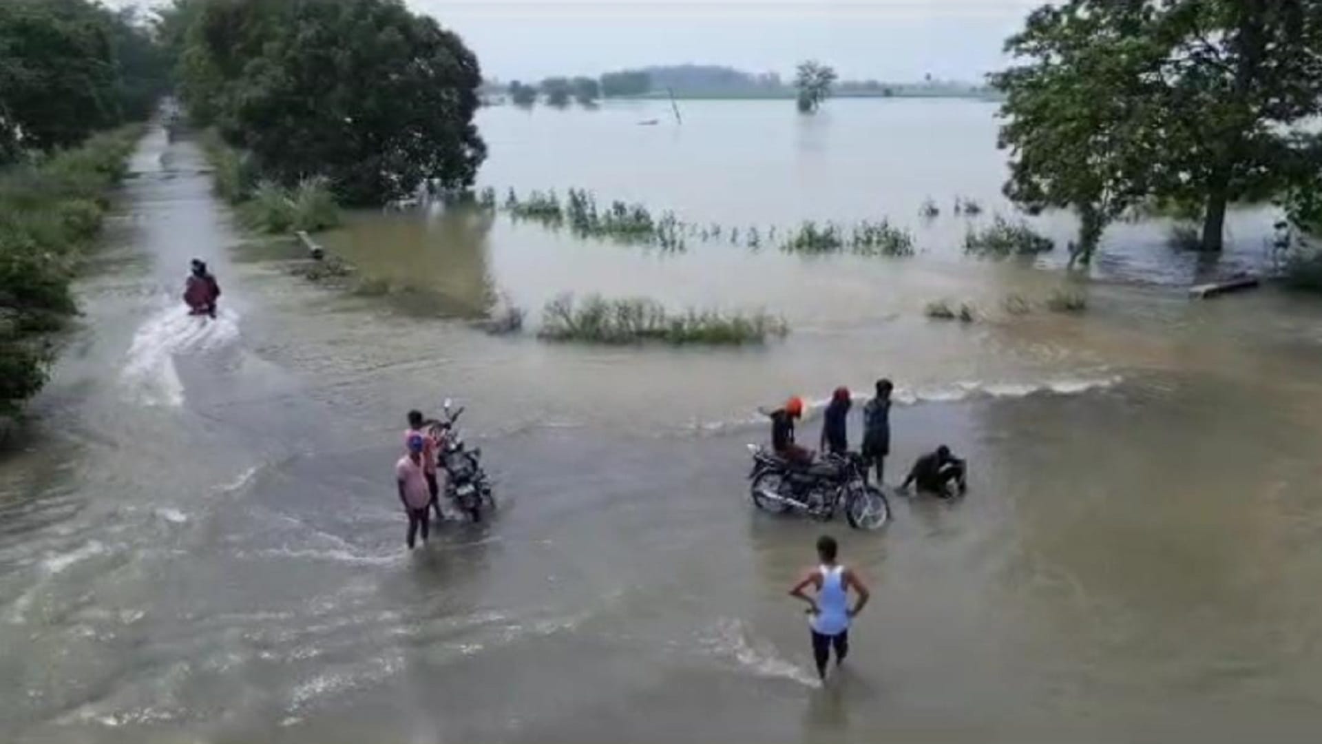 Flood in Hastinapur: Peoples of many villages are imprisoned in their houses due to flood water