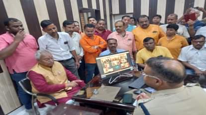 भाजपा नेताओं ने कोतवाली का घेराव किया।