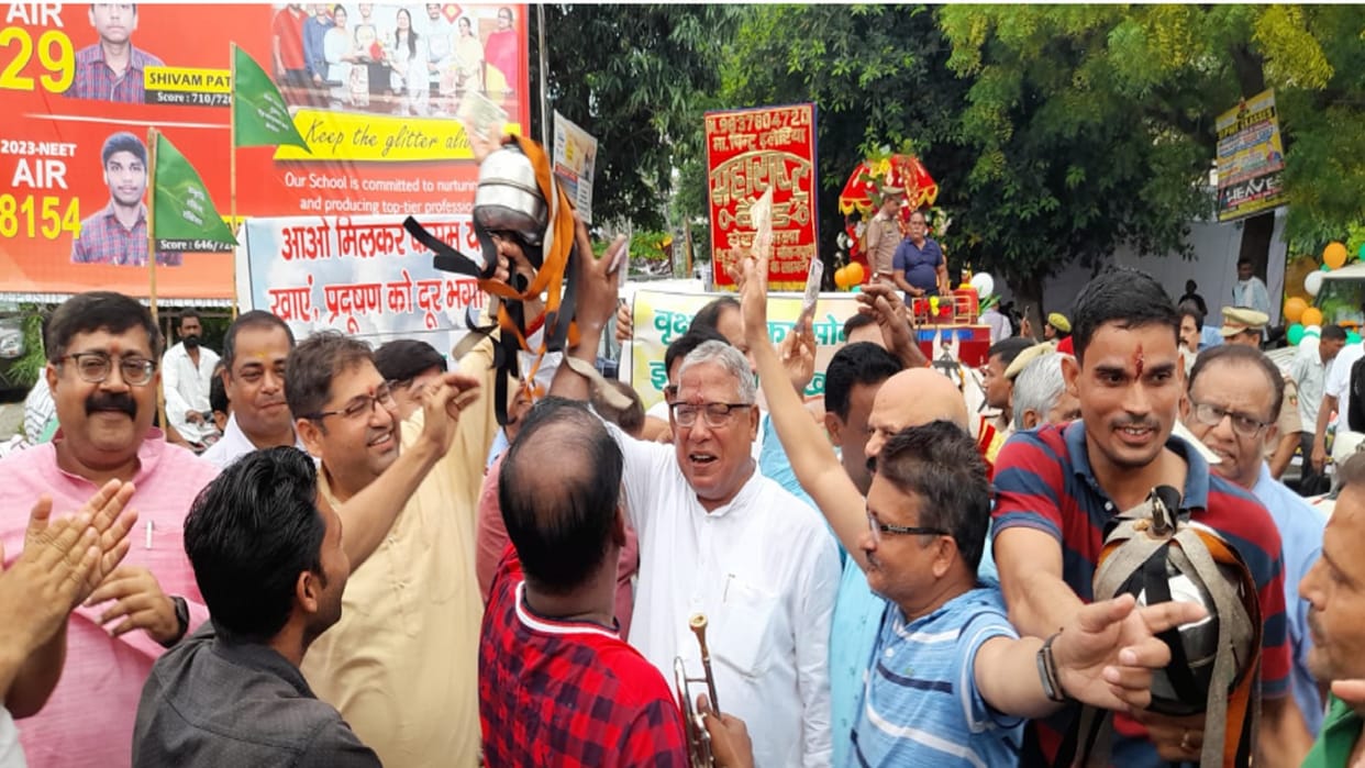 Meerut News: Forest Department took out a barat of saplings in city, MP and children danced