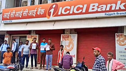 बैंक के बाहर खड़े किसान